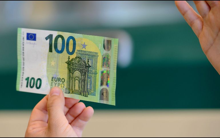 El euro cayó un 0.4 por ciento frente al dólar. AFP/ ARCHIVO