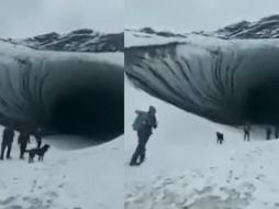 En un video que ya circula en redes sociales se puede ver el momento exacto en el que el gran trozo glaciar se desprende en el interior de la cueva, provocándole la muerte a un masculino originario de Brasil. TWITTER/ @Nexofin