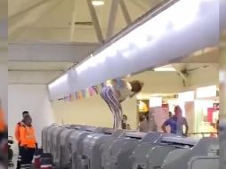 Usuarios en redes sociales condenaron los hechos, y sobre todo, la tardanza para que elementos de seguridad del AICM actuaran y pusieran la situación bajo control. TWITTER / @xime_garmendia