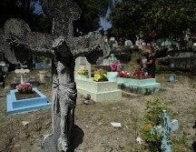Pese a que las lápidas fueron destruidas, los restos de los pandilleros fueron dejados en sus tumbas. EFE/R. Sura