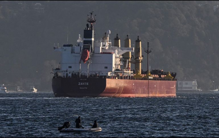 Siete buques de carga transportan un total de 290 mil 102 toneladas de cereales y productos agrícolas por el Mar Negro. AFP/O. Kose