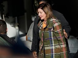 La presidenta de la Cámara de Representantes, Nancy Pelosi, es escoltada a un vehículo fuera de la casa de ella y su esposo Paul Pelosi en San Francisco. AP/J. Chiu