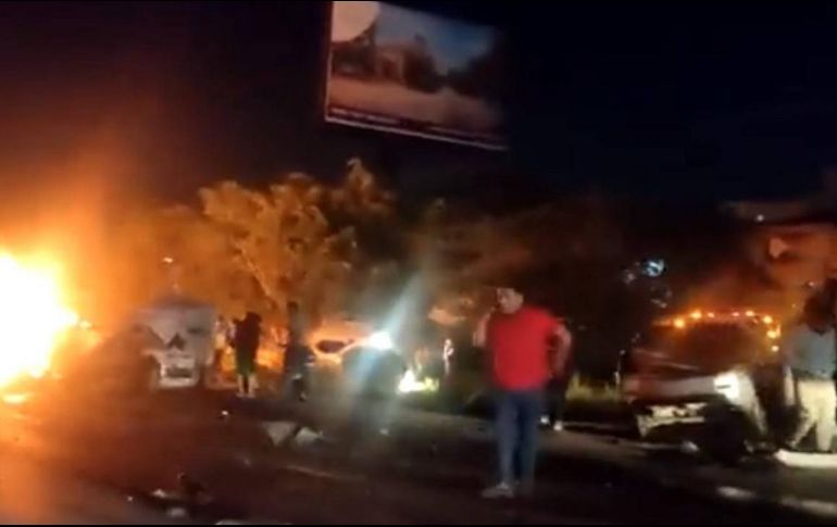En videos que circulan en redes sociales se observan varios vehículos accidentados y al menos uno en llamas. ESPECIAL/CAPTURA DE VIDEO