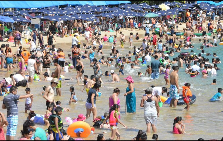 El Senado aprobó aumentar las vacaciones de los mexicanos de seis a 12 días en el primer año laboral. ARCHIVO