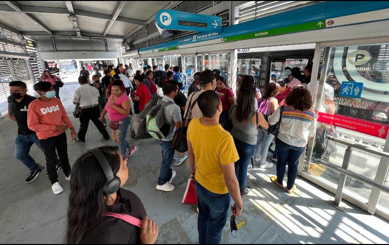 Uno de los motivos que han provocado que baje la calificación de los usuarios al servicio que ofrece el Macrobús es la saturación de las unidades. EL INFORMADOR/A. Camacho