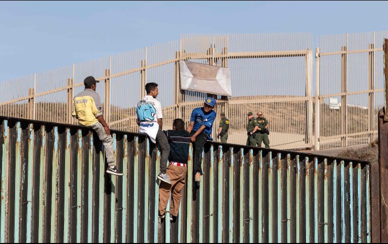 Muchos migrantes han perecido por los muros levantados en la frontera porque hay quienes escalan y caen de ellos. AFP / ARCHIVO