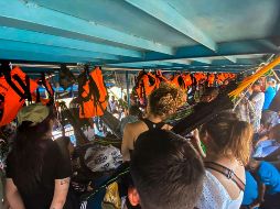 Indígenas de la amazonia peruana detuvieron a un grupo de turistas extranjeros y nacionales en forma de protesta por el derrame de petróleo en Cuninico.  AFP/ A. Ramírez