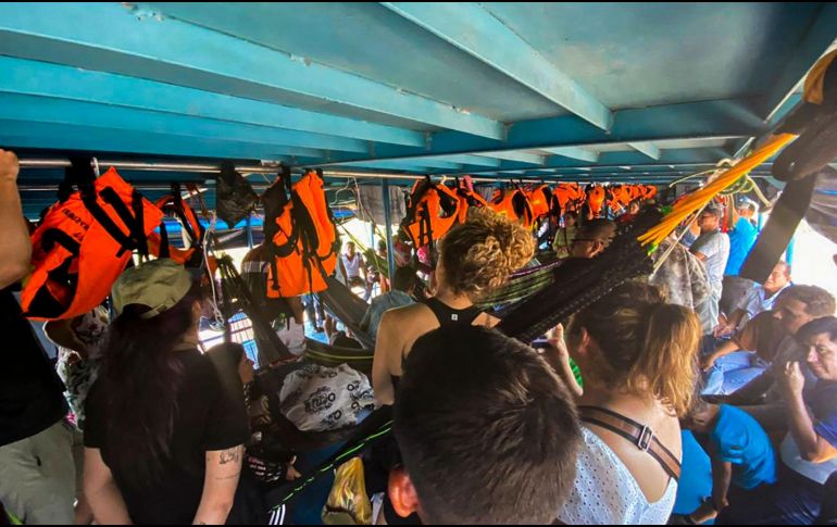 Indígenas de la amazonia peruana detuvieron a un grupo de turistas extranjeros y nacionales en forma de protesta por el derrame de petróleo en Cuninico.  AFP/ A. Ramírez