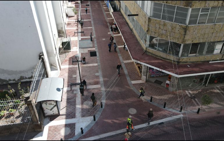 La obra contempló cuatro mil 600 metros lineales de superficie rehabilitada, desde la calle Corona y hacia la Calzada Independencia. EL INFORMADOR / A. Navarro
