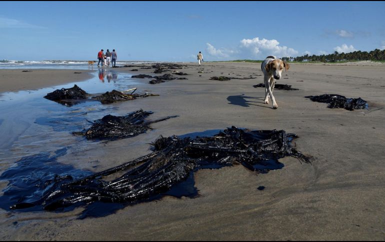 El nuevo derrame provocó la molestia de los pescadores, restauranteros y ostioneros de la zona. EFE/ARCHIVO