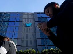 La gente camina frente a la sede de Twitter en San Francisco este viernes. AP/J. Chiu