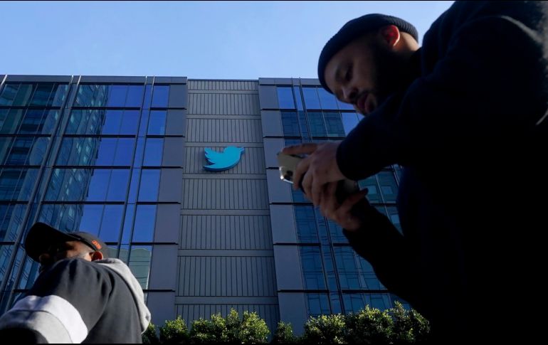 La gente camina frente a la sede de Twitter en San Francisco este viernes. AP/J. Chiu