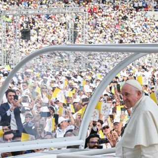 El papa Francisco celebra misa en Baréin ante unas 30 mil personas