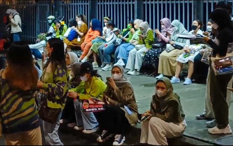 Los hechos ocurren a una semana de que más de 150 personas murieran en una estampida en las calles de Seúl, cuando celebraban una fiesta de Halloween. AFP / F. Raharjo