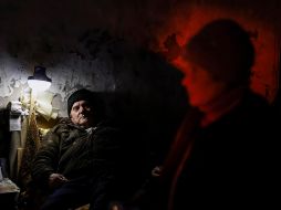 Olga, de 72 años, y su marido Victor escondidos en el sotano de su casa cerca del frente en la región de Jersón. EFE / H. Hanschke