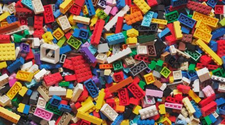 Los juegues LEGO están recomendados para niños mayores de 4 años y se incluyen 790 piezas de plástico en 33 colores diferentes. ESPECIAL / Foto de Xavi Cabrera en Unsplash