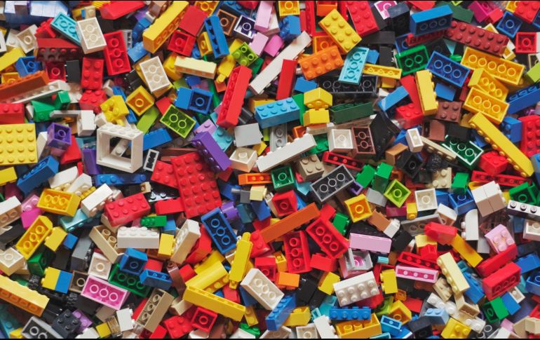 Los juegues LEGO están recomendados para niños mayores de 4 años y se incluyen 790 piezas de plástico en 33 colores diferentes. ESPECIAL / Foto de Xavi Cabrera en Unsplash