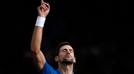 Djokovic, de 35 años, buscará sumar su séptimo trofeo en París-Bercy en la final número 56 que juega de un Masters 1000, un récord en el circuito. EFE / Y. Valat