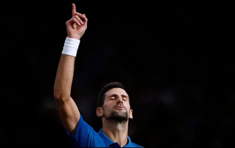 Djokovic, de 35 años, buscará sumar su séptimo trofeo en París-Bercy en la final número 56 que juega de un Masters 1000, un récord en el circuito. EFE / Y. Valat