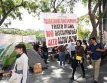 Extrabajadores del Consejo de la Judicatura del Estado de Jalisco realizaron un plantón al frente del Congreso del Estado en la espera de que el gobernador les conceda una reunión. EL INFORMADOR / C. Zepeda