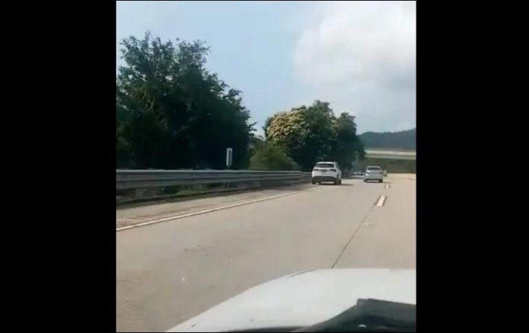 Algunos automovilistas tuvieron que regresarse en sentido contrario para evitar ser asaltados. ESPECIAL