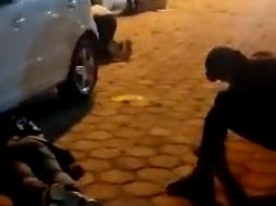 Algunos videos del lamentable hecho comenzaron a circular en las redes, en los cuales se puede ver que varios de los jóvenes inconscientes en las banquetas, mientras otros más permanecían en cuclillas tratando de vomitar. ESPECIAL