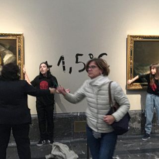 Activistas se pegan a “La maja desnuda” y a “La maja vestida”