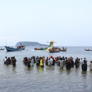 Mueren al menos tres personas tras estrellarse avión en Tanzania