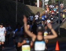 En la rama varonil, el puesto de honor le correspondió a Edwin Kibet, de Kenia, quien fue el primero en cruzar la meta al cronometrar un tiempo extraoficial de 2:10.19. EL INFORMADOR / C. Zepeda