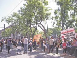 Los inconformes se manifestaron afuera del Congreso del Estado y a gritos pidieron que el gobernador de Jalisco, quien ofreció su Cuarto Informe de Gobierno en el recinto legislativo, saliera a ofrecerles respuestas a sus reclamos. EL INFORMADOR/ C. Zepeda