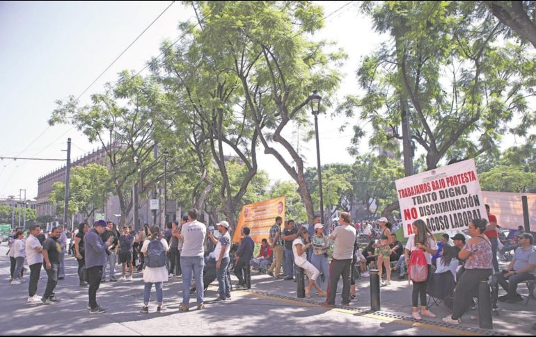 Los inconformes se manifestaron afuera del Congreso del Estado y a gritos pidieron que el gobernador de Jalisco, quien ofreció su Cuarto Informe de Gobierno en el recinto legislativo, saliera a ofrecerles respuestas a sus reclamos. EL INFORMADOR/ C. Zepeda