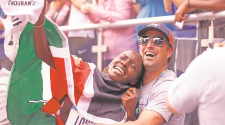 Sharon Lokedi (izq.) ganó el primer maratón que corre en su vida. AP/ J. Decrow