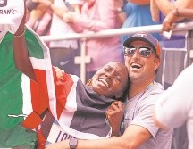 Sharon Lokedi (izq.) ganó el primer maratón que corre en su vida. AP/ J. Decrow