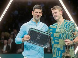 El serbio (izq.) felicitó al joven danés por su triunfo. EFE