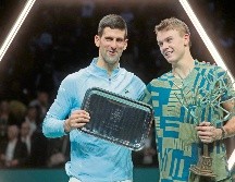 El serbio (izq.) felicitó al joven danés por su triunfo. EFE