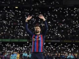 El exfutbolista español llamó la atención de los asistentes luego de que, tras finalizar su partido de despedida, se acercara a la joven y diera un beso para cerrar su etapa como jugador culé. AFP/ ARCHIVO