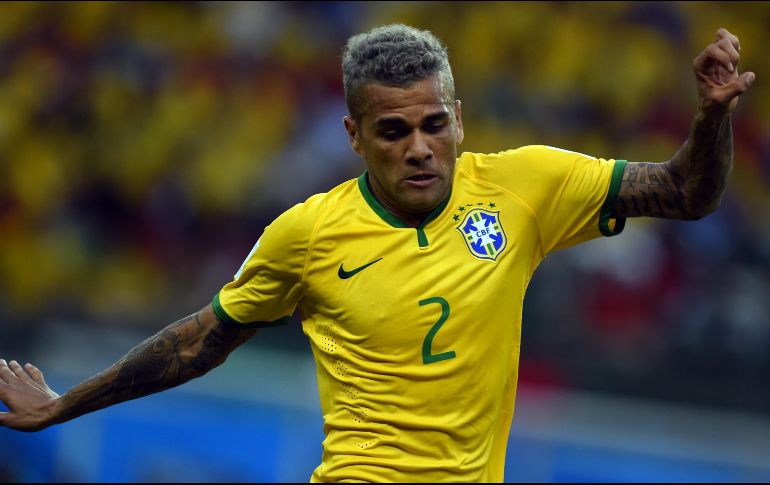 Como se esperaba, Tite incluyó en la lista al lateral derecho Dani Alves, un hombre de confianza de la Selección de Brasil. AFP / ARCHIVO