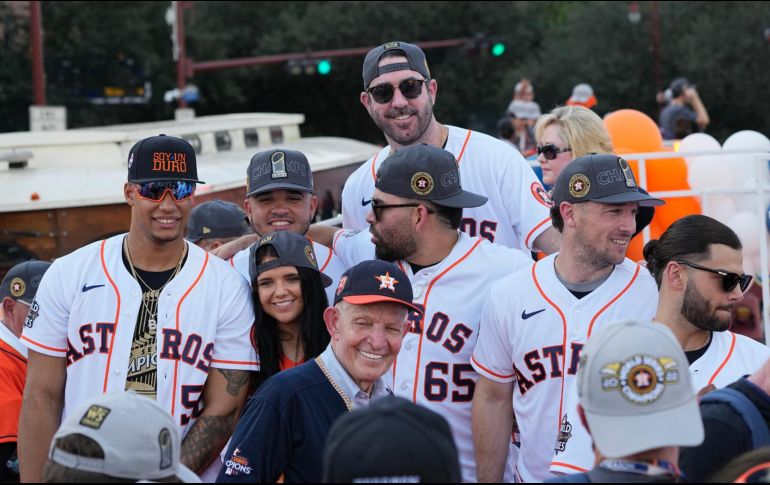 Tras superar a los Seattle Mariners, a los New York Yankees y finalmente a los Phillies, Mattress Mack (de azul) festejó el segundo campeonato en la historia de los Astros y además, rompió un récord. AP / D. J. Phillip