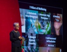 Deepak Chopra, uno de los autores más destacados en el campo del bienestar. Cortesía SIBF 2022