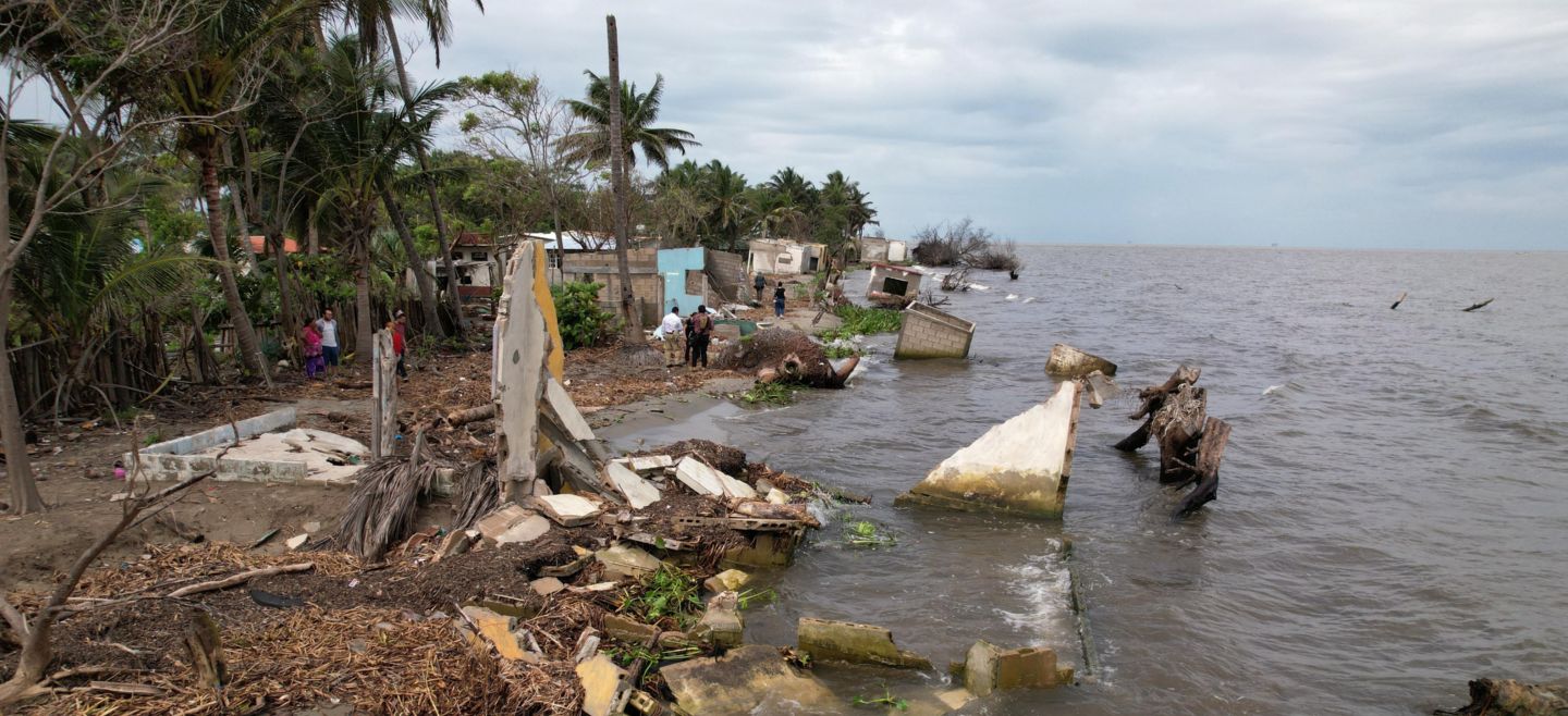 El desastre se aprecia sobre unos 500 metros de la línea costera, donde el mar se tragó la única calle que tenían y 30 viviendas en ruinas. EFE/M. López