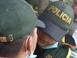 La escena fue captada en pleno trasporte público y los usuarios no dudaron en hacerla viral. ESPECIAL