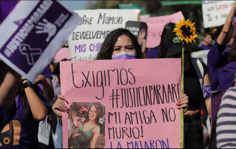 Amigos y familiares de Ariadna Fernanda López marcharon esta tarde de lunes del Monumento a la Revolución a la Fiscalía de la Ciudad de México para exigir justicia por su feminicidio. SUN/F. Rojas