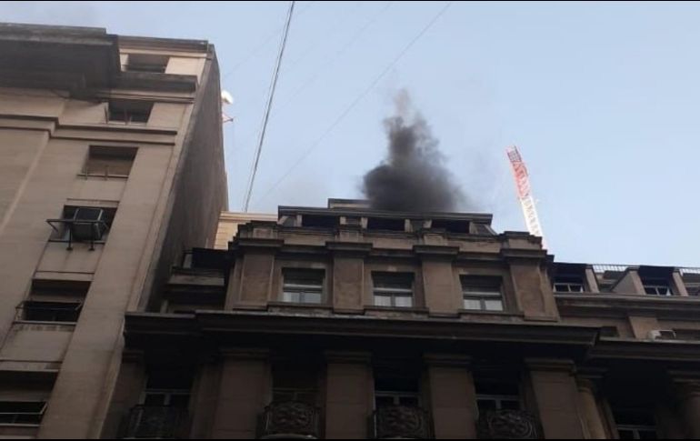 Evacuación en el Ministerio de Economía de Argentina tras incendio. TWITTER/@lhdanoticias