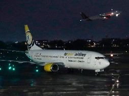 El avión del vuelo 8820 de la aerolínea Turpial llega al Aeropuerto El Dorado procedente de Caracas, hoy, en Bogotá. EFE/C. Ortega