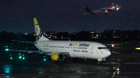 El avión del vuelo 8820 de la aerolínea Turpial llega al Aeropuerto El Dorado procedente de Caracas, hoy, en Bogotá. EFE/C. Ortega