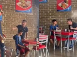 Jorge Arce fue grabado ayudando a un menor. ESPECIAL