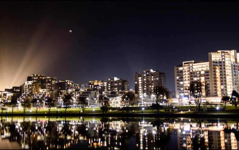 La Luna de sangre se vio sobre el área residencial de Kyongru-Dong, en el distrito central de Pyongyang. AFP / K. Won Jin
