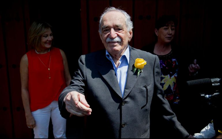 Gabriel García Márquez, con su infalible rosa amarilla. AP/ARCHIVO