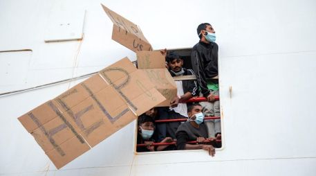 Migrantes a bordo del barco 