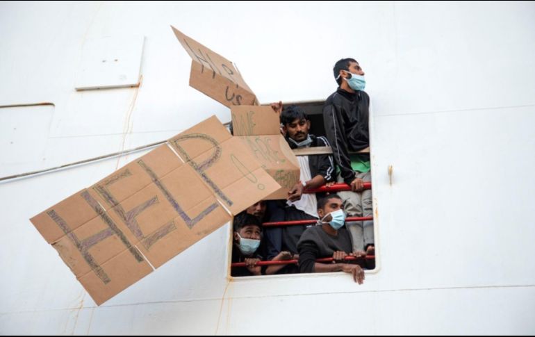 Migrantes a bordo del barco 